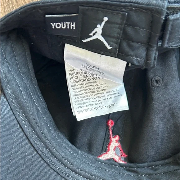 Jordan Black Cap with Red Emblem - Picture 4 of 4